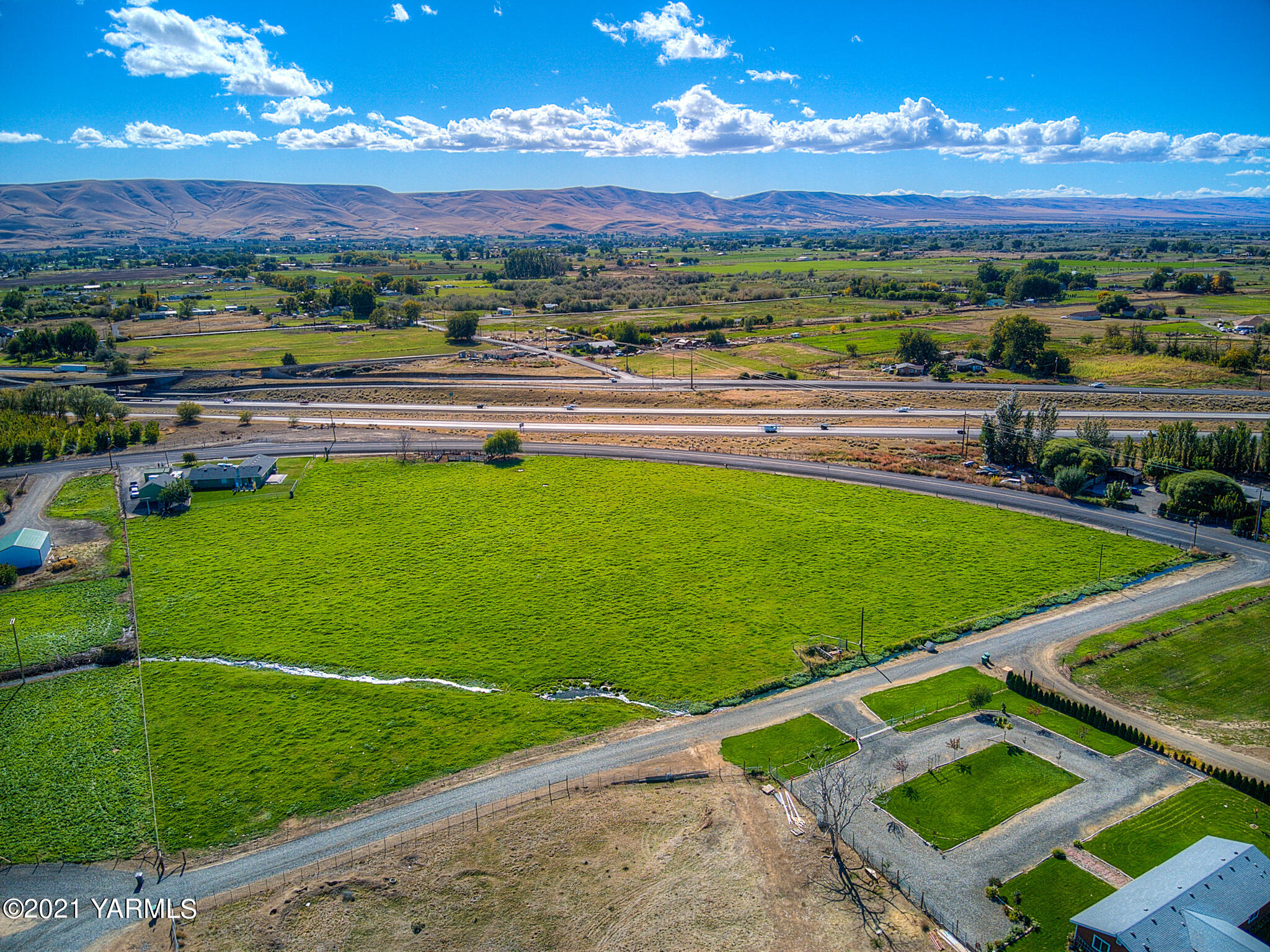 Nka North Missimer Road North Prosser, WA 99350 - Photo 2 of 11 a view of a city with a big yard