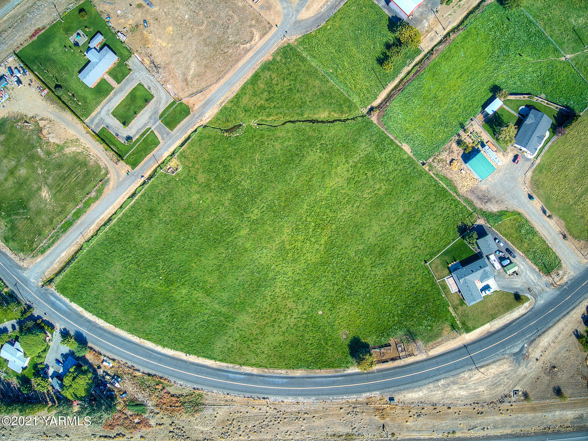 Nka North Missimer Road North Prosser, WA 99350 - Photo 5 of 11 a view of a back yard of the house and a garden