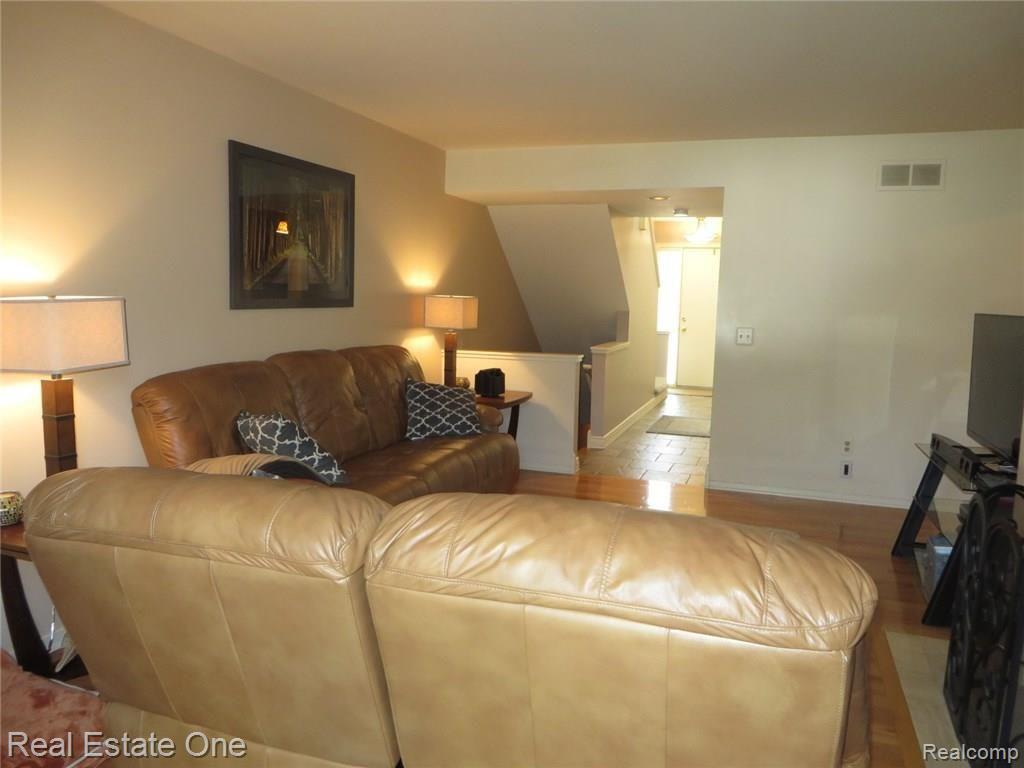 681 Highgate Mews, Unit 151 Rochester Hills, MI 48307 - Photo 5 of 35