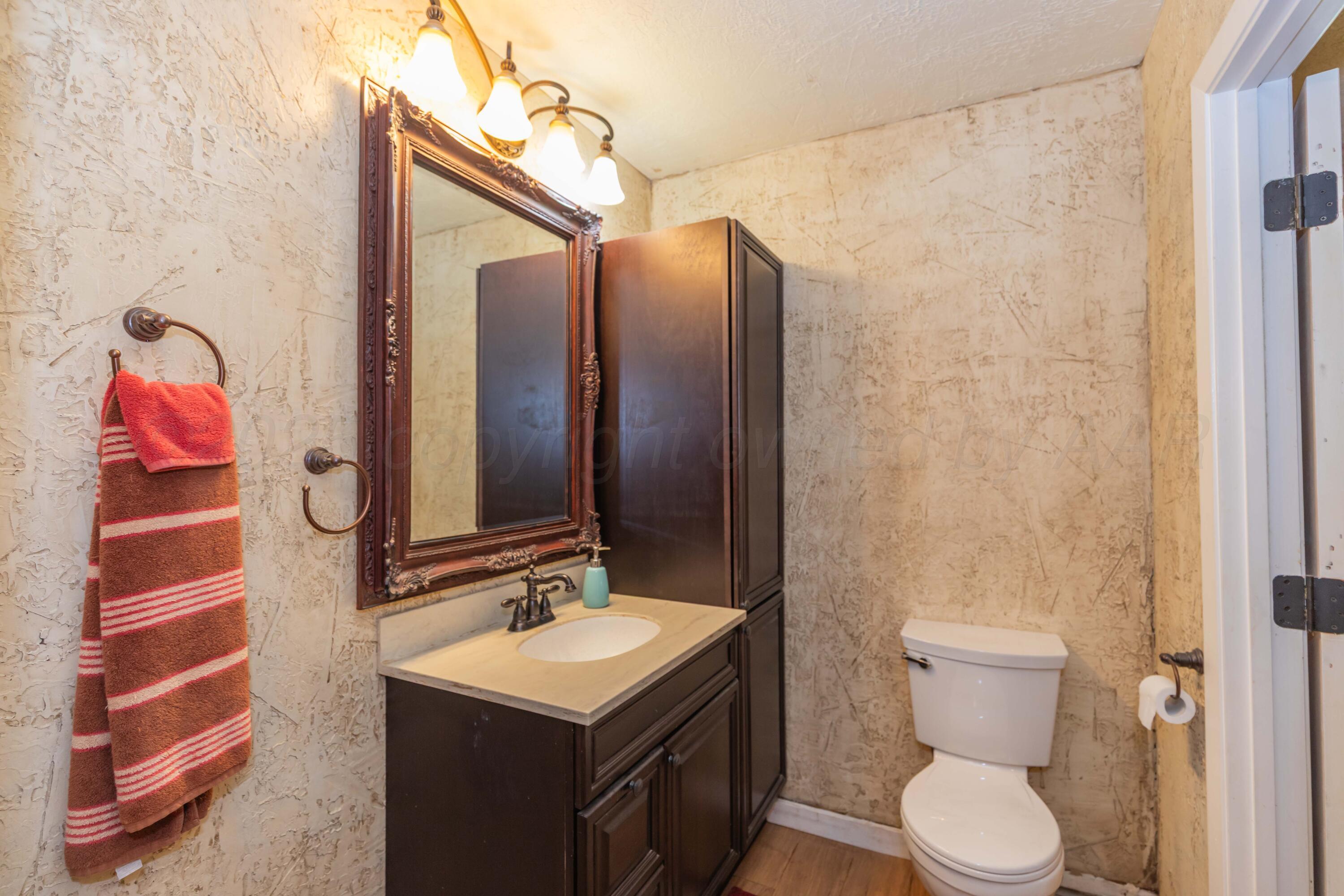 209 East 12th Street Wheeler, TX 79096 - Photo 20 of 40 PRIMARY BATH VIEW 1