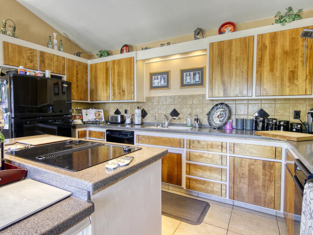 23760 El Rancho Drive Tehachapi, CA 93561 - Photo 17 of 40 a kitchen that has a sink and a stove in it