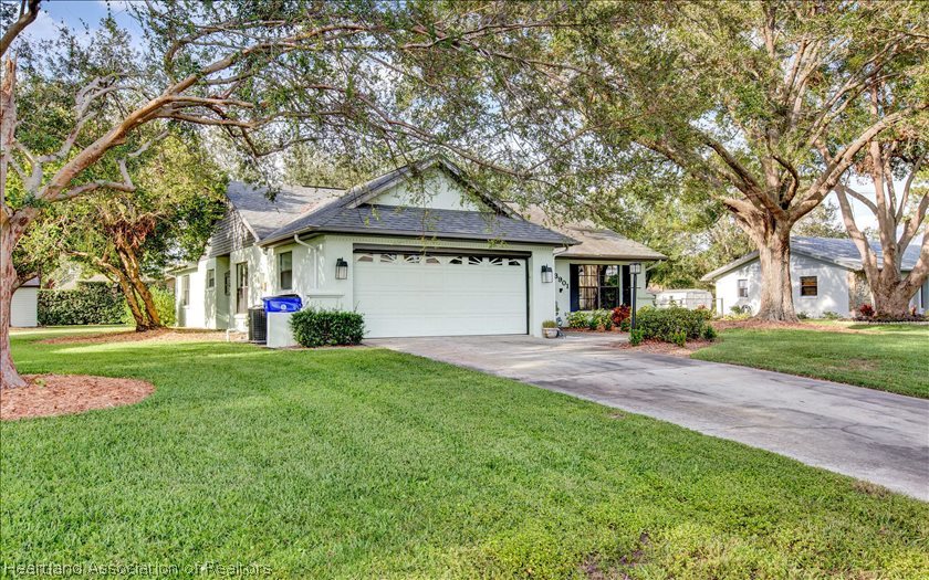 3901 Divot Road Sebring, FL 33872 - Photo 1 of 24 Gallery Image 1