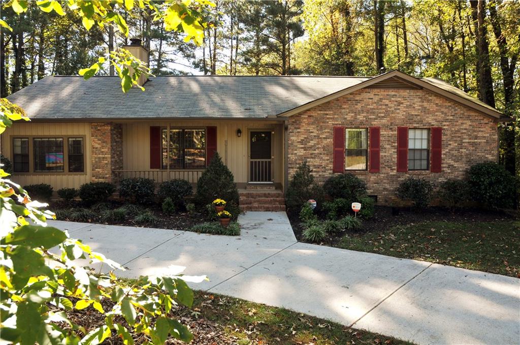 Great 3 bedroom, 2 bathroom brick ranch style home in Mableton.