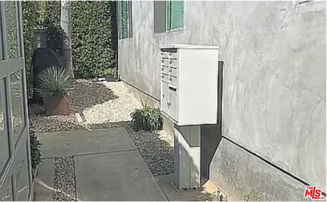 $3,190 | 866 Hilldale Avenue, Unit 3, West Hollywood, CA 90069