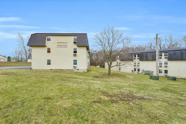 a view of a backyard