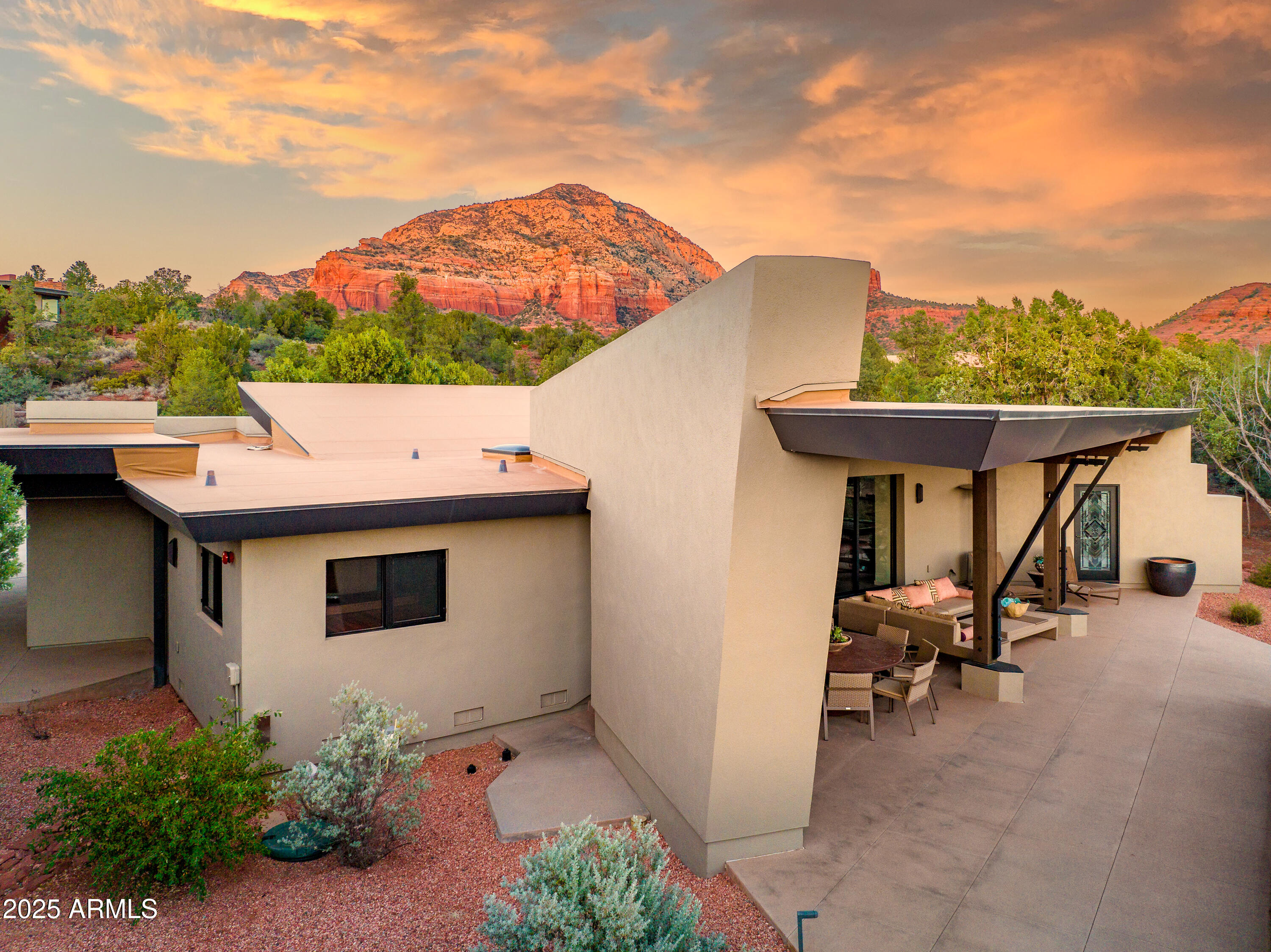 120 Paisano Road Sedona, AZ 86336 - Photo 51 of 63 a view of a terrace with a table and chairs