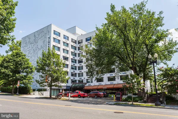 a view of outdoor area with sign board