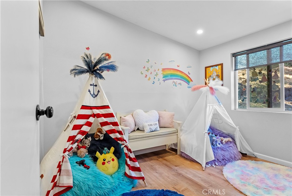 17500 High Gun Drive Tehachapi, CA 93561 - Photo 39 of 46 a living room filled with furniture and a couch