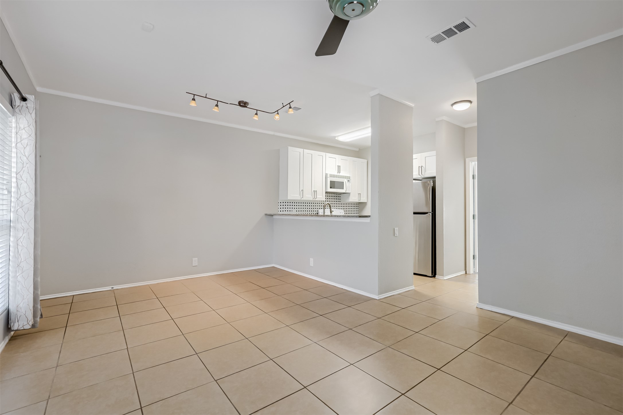 802 South 1st Street, Unit 206 Austin, TX 78704 - Photo 3 of 18 a view of an empty room