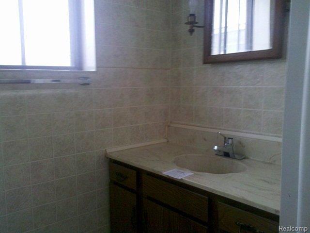 9225 Meskill Road Columbus, MI 48063 - Photo 16 of 17 261-900950-Half Bath.jpg