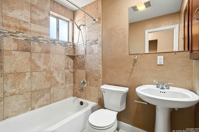 $1,125 | 236 East Dullnig Court, Unit 3, San Antonio, TX 78223