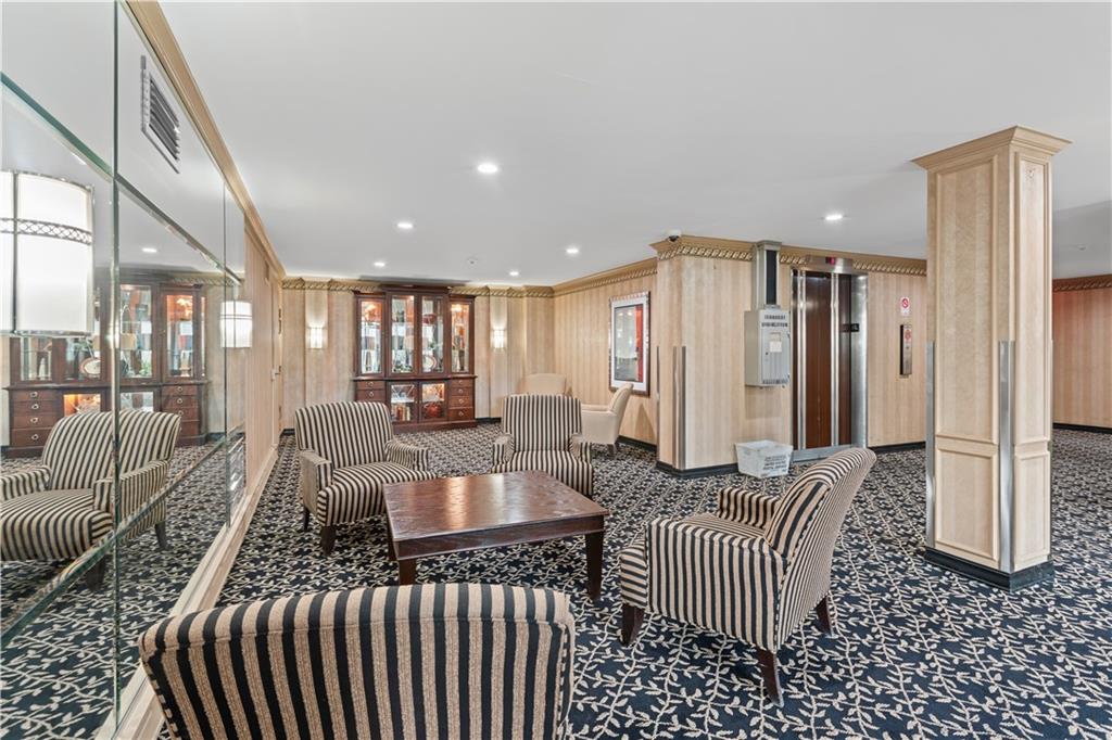 4601 Fifth Avenue, Unit 327 Pittsburgh, PA 15213 - Photo 18 of 25 a living room with furniture