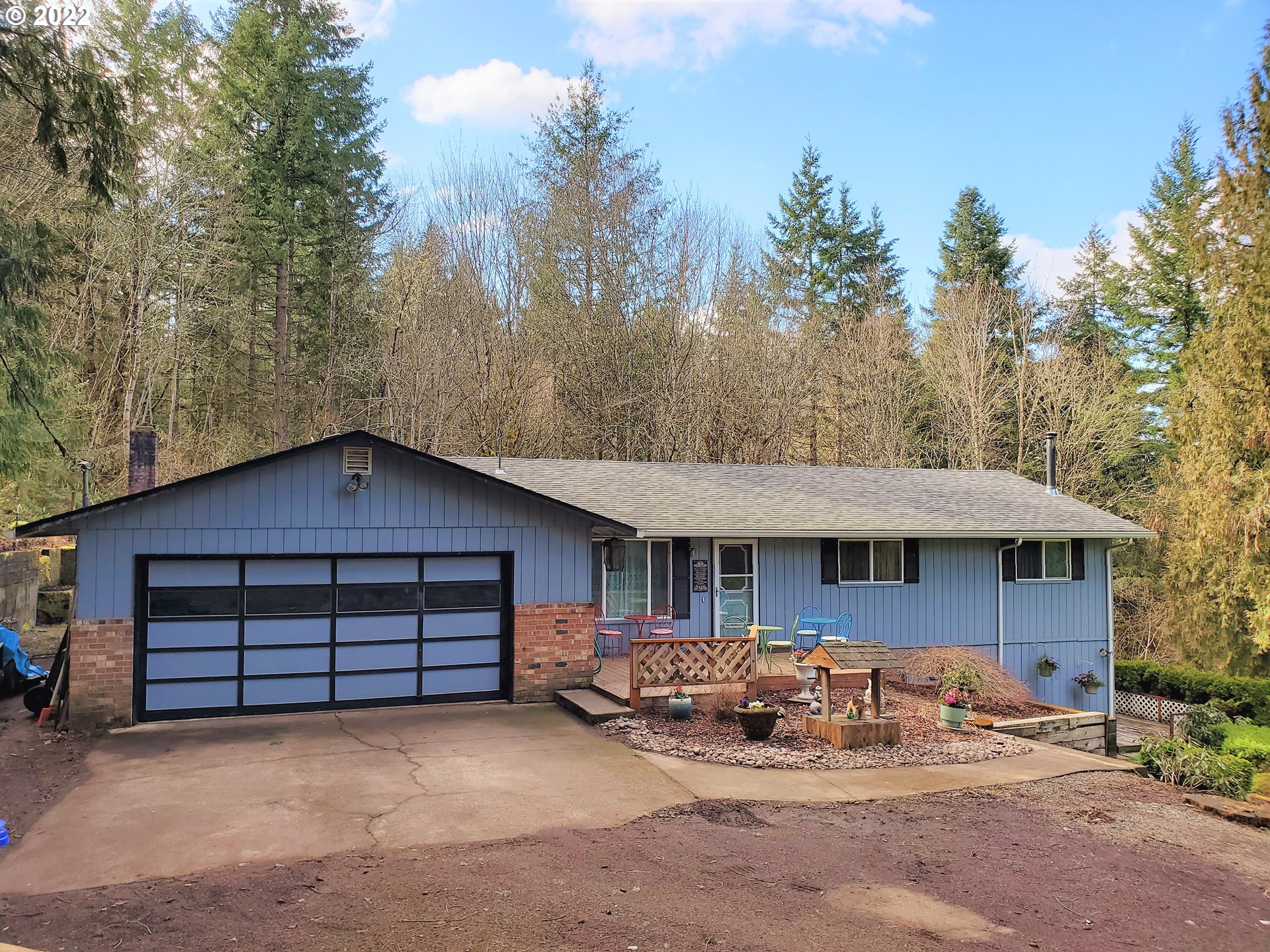 30431 South Deardorff Road Molalla, OR 97038 - Photo 1 of 32 a front view of a house with a yard and garage