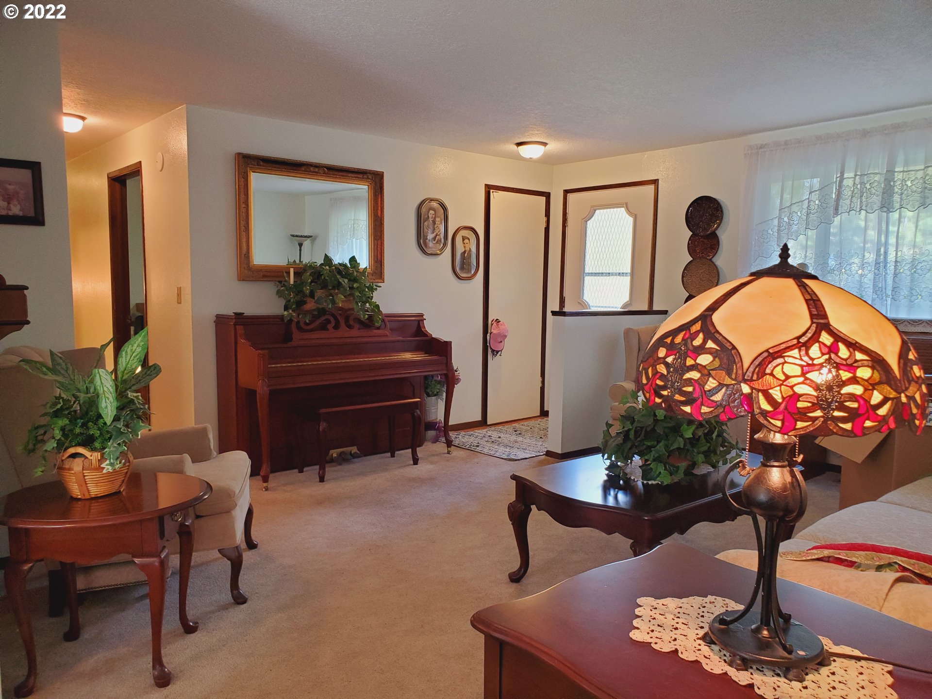 30431 South Deardorff Road Molalla, OR 97038 - Photo 15 of 32 a living room with furniture and a potted plant