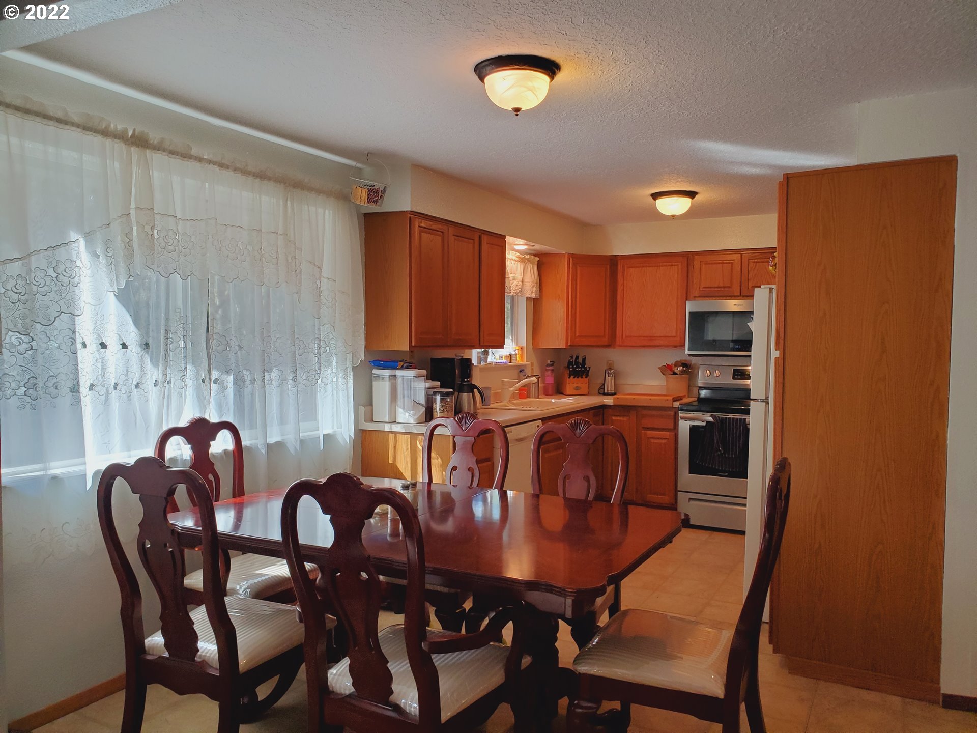 30431 South Deardorff Road Molalla, OR 97038 - Photo 16 of 32 a view of a dining room with furniture and window