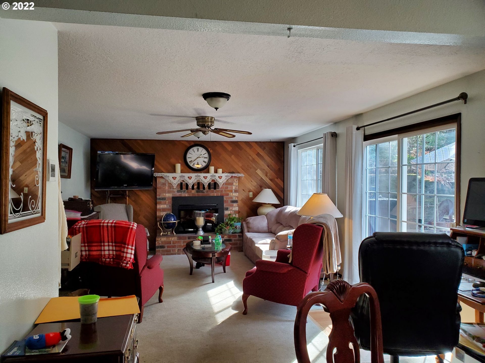 30431 South Deardorff Road Molalla, OR 97038 - Photo 8 of 32 a living room with furniture and a flat screen tv
