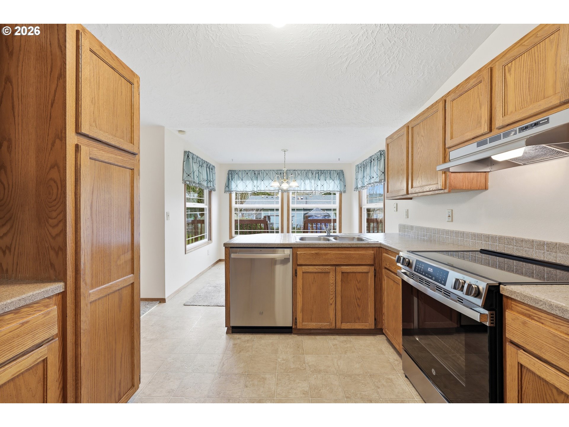 419 Southwest Day Court Gresham, OR 97080 - Photo 11 of 44 a kitchen that has a stove and a cabinets