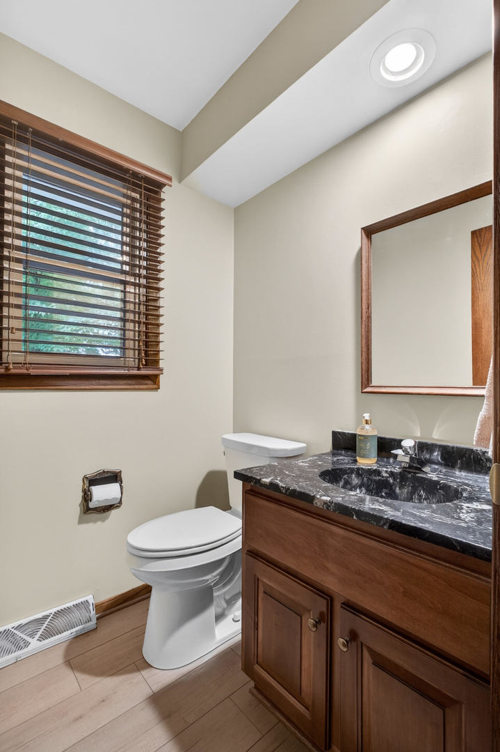 2205 Winding Hill Road Davenport, IA 52807 - Photo 22 of 64