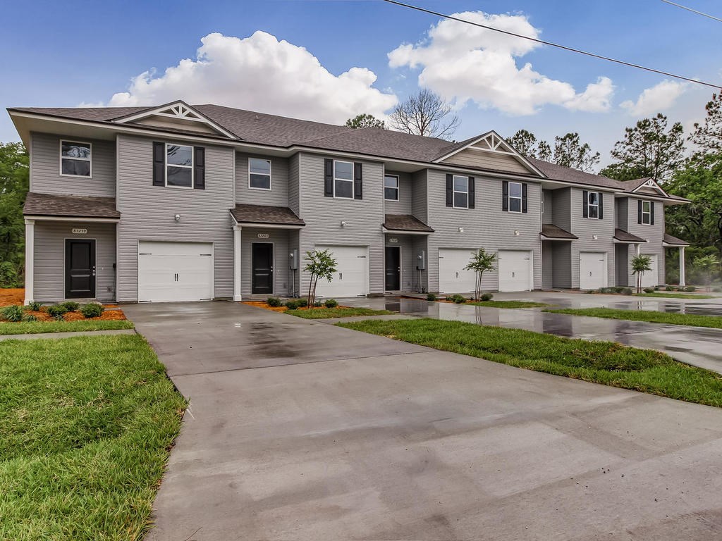 87271 Lents Road Yulee, FL 32097 - Photo 5 of 32 a front view of a house with a yard