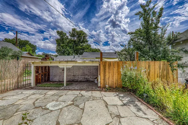 a view of a backyard