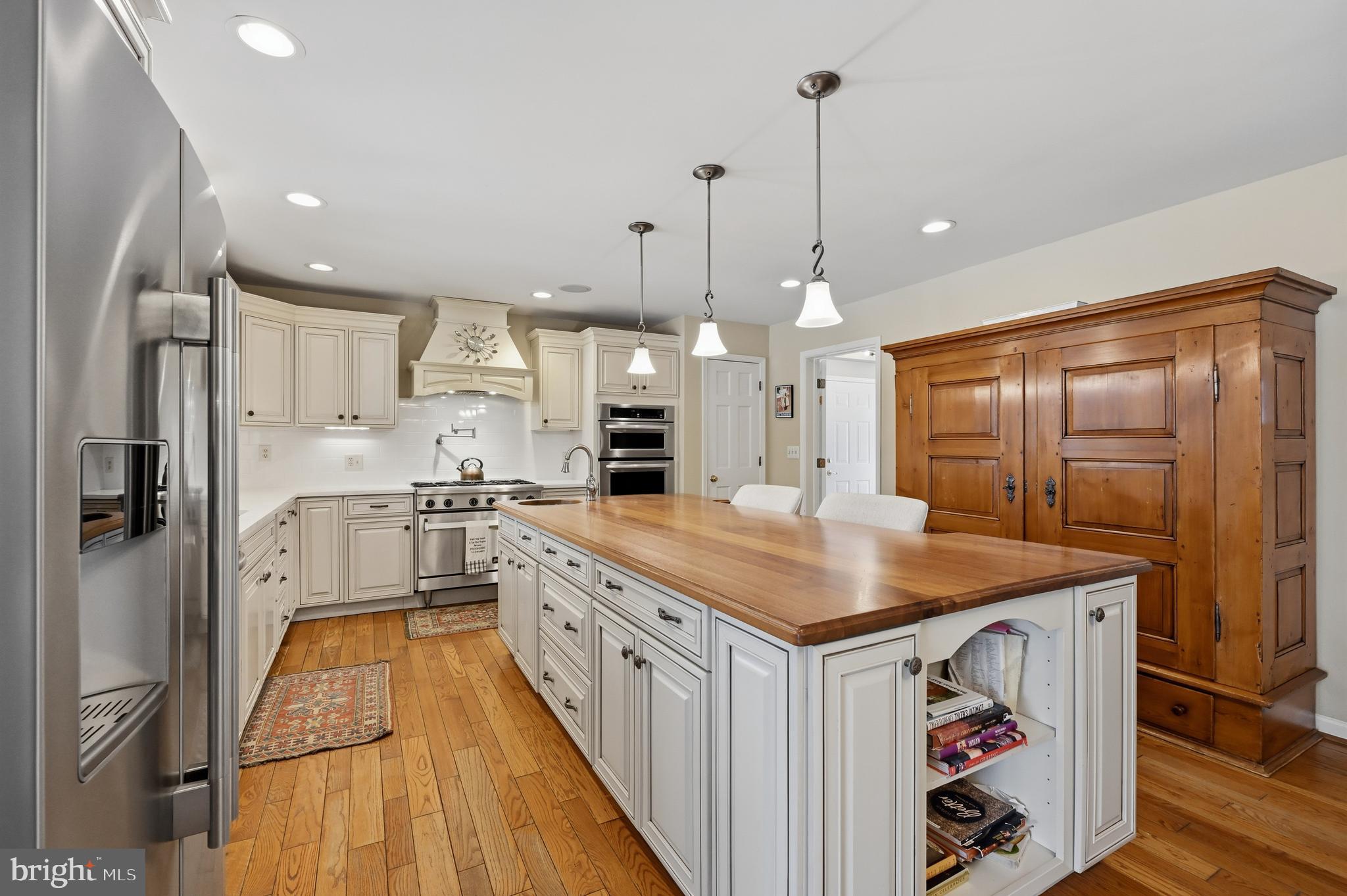 982 Wayson Way Davidsonville, MD 21035 - Photo 16 of 70 Kitchen with Large Island