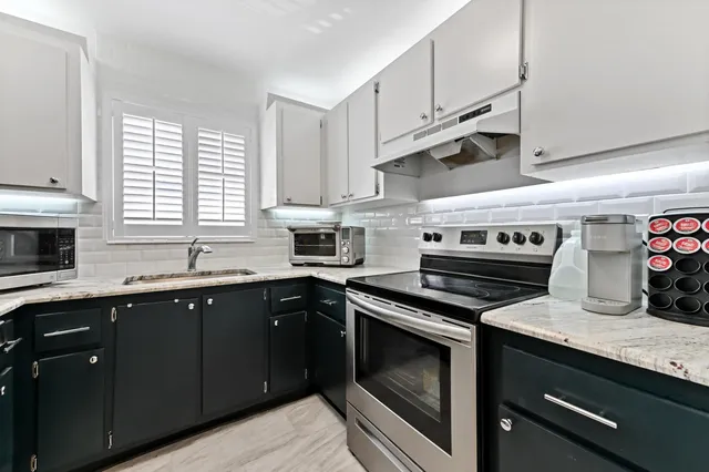 $163,000 | 2600 Southeast Ocean Boulevard, Unit AA8, Stuart, FL 34996