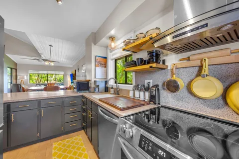 $590,000 | 3788 Lower Honoapiilani Road, Unit E212, Lahaina, HI 96761
