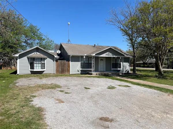 $1,750 | 300 West 4th Street, Springtown, TX 76082