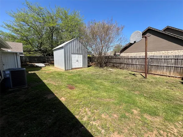 $1,750 | 300 West 4th Street, Springtown, TX 76082