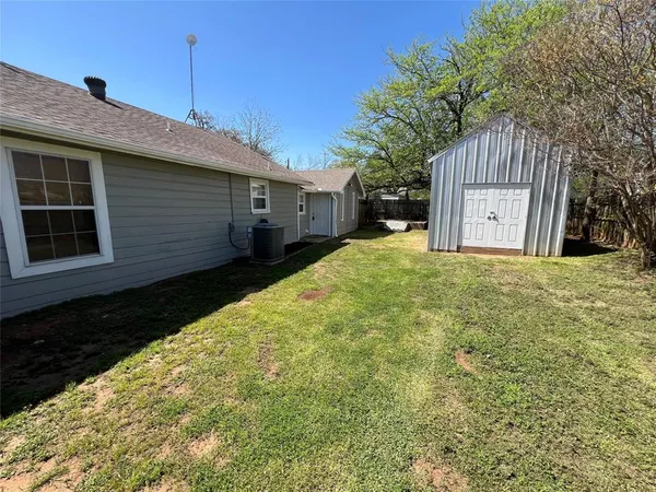 $1,750 | 300 West 4th Street, Springtown, TX 76082