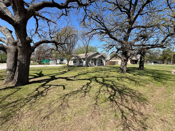 $1,750 | 300 West 4th Street, Springtown, TX 76082