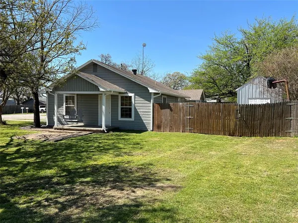 $1,750 | 300 West 4th Street, Springtown, TX 76082