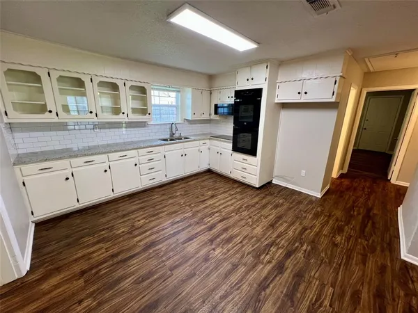 $1,750 | 300 West 4th Street, Springtown, TX 76082