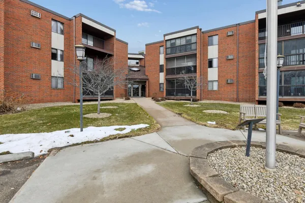 $189,900 | 1800 Riverwood Drive, Unit 318, Burnsville, MN 55337