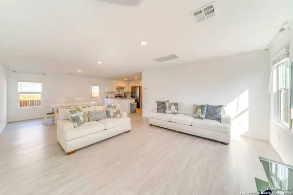 $1,600 | 14809 Saw Mill, San Antonio, TX 78254