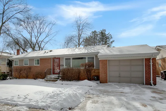 $3,000 | 1311 East Euclid Avenue, Arlington Heights, IL 60004
