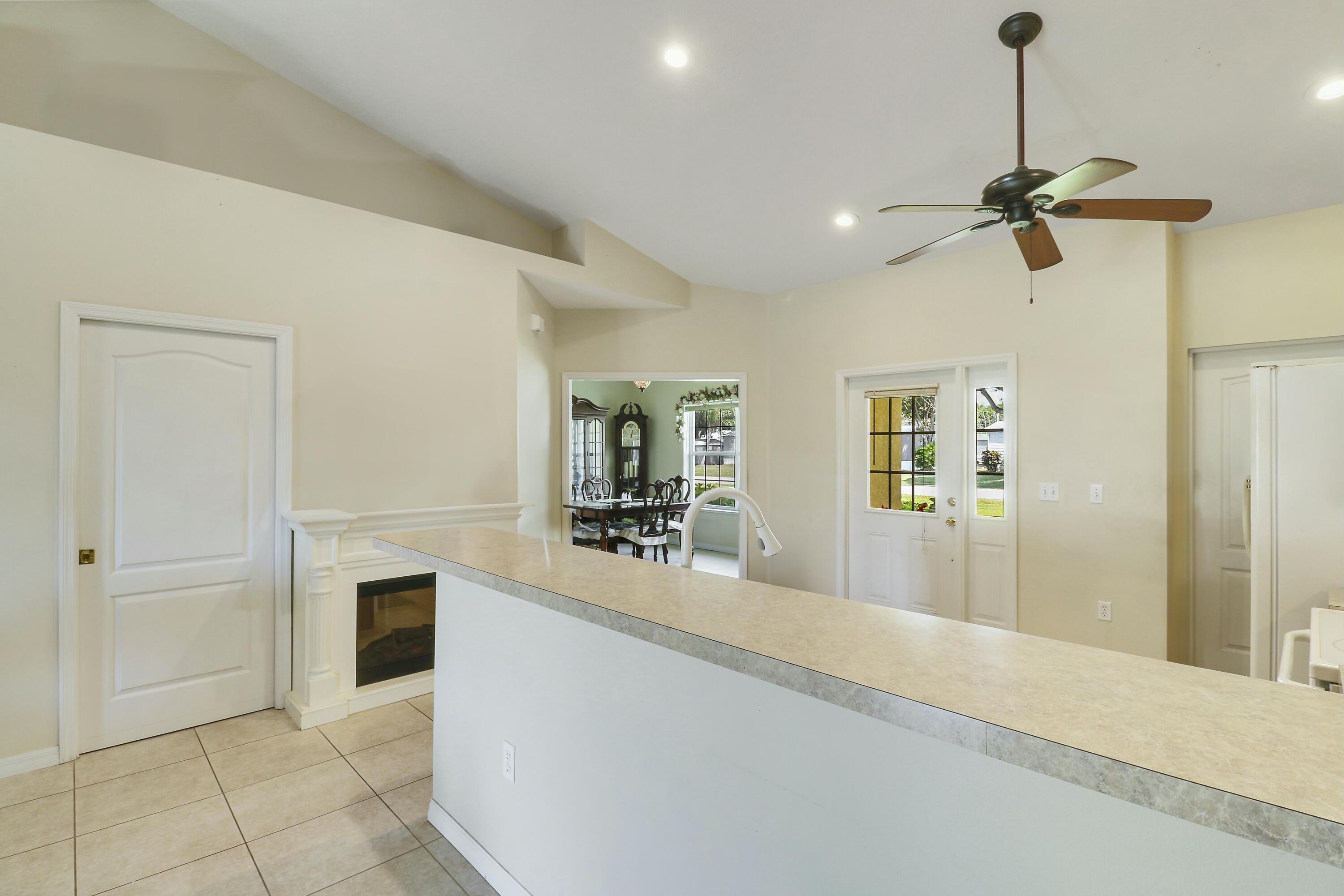 1914 Southeast 30th Street Okeechobee, FL 34974 - Photo 12 of 41 Breakfast Bar