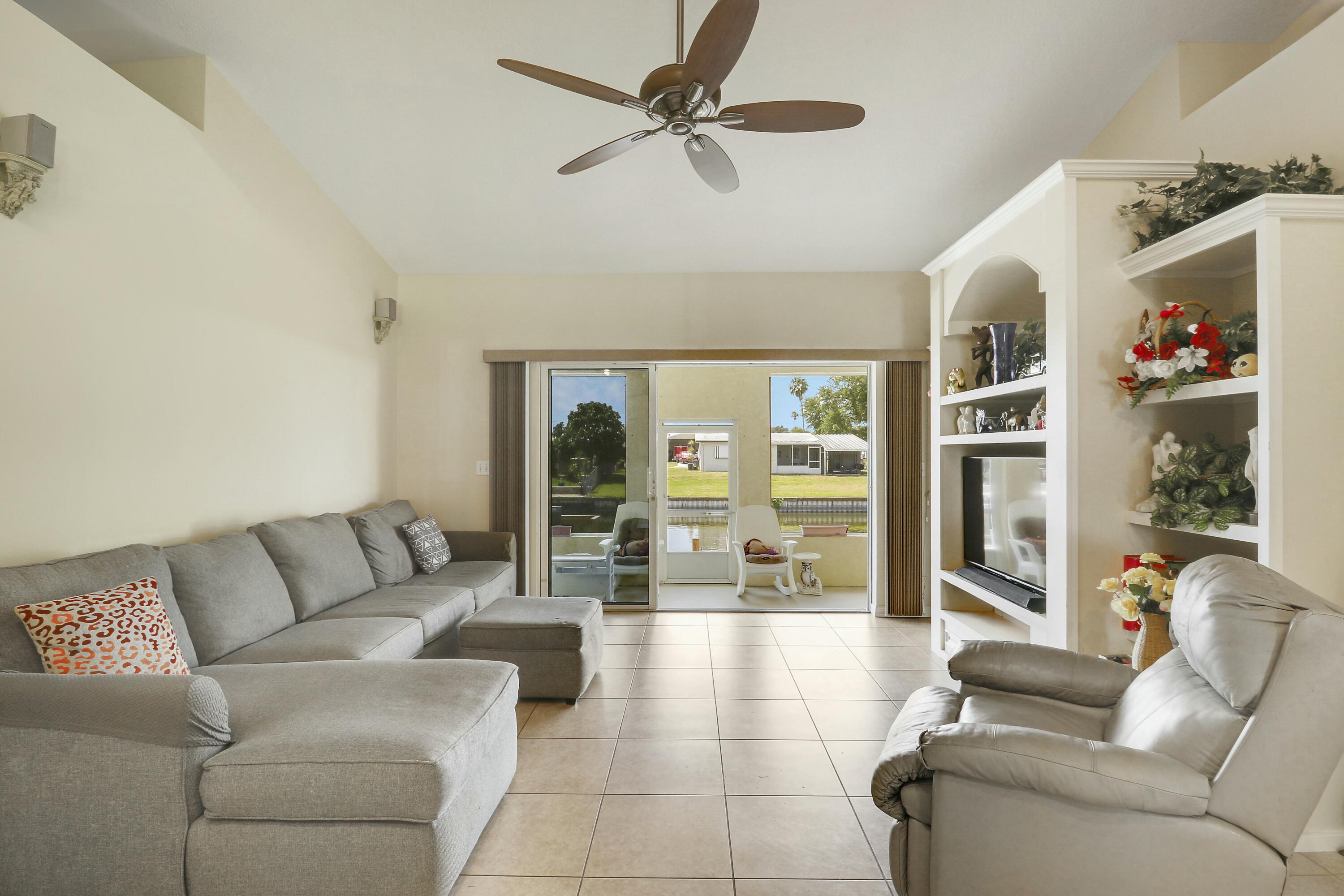 1914 Southeast 30th Street Okeechobee, FL 34974 - Photo 15 of 41 Living Room
