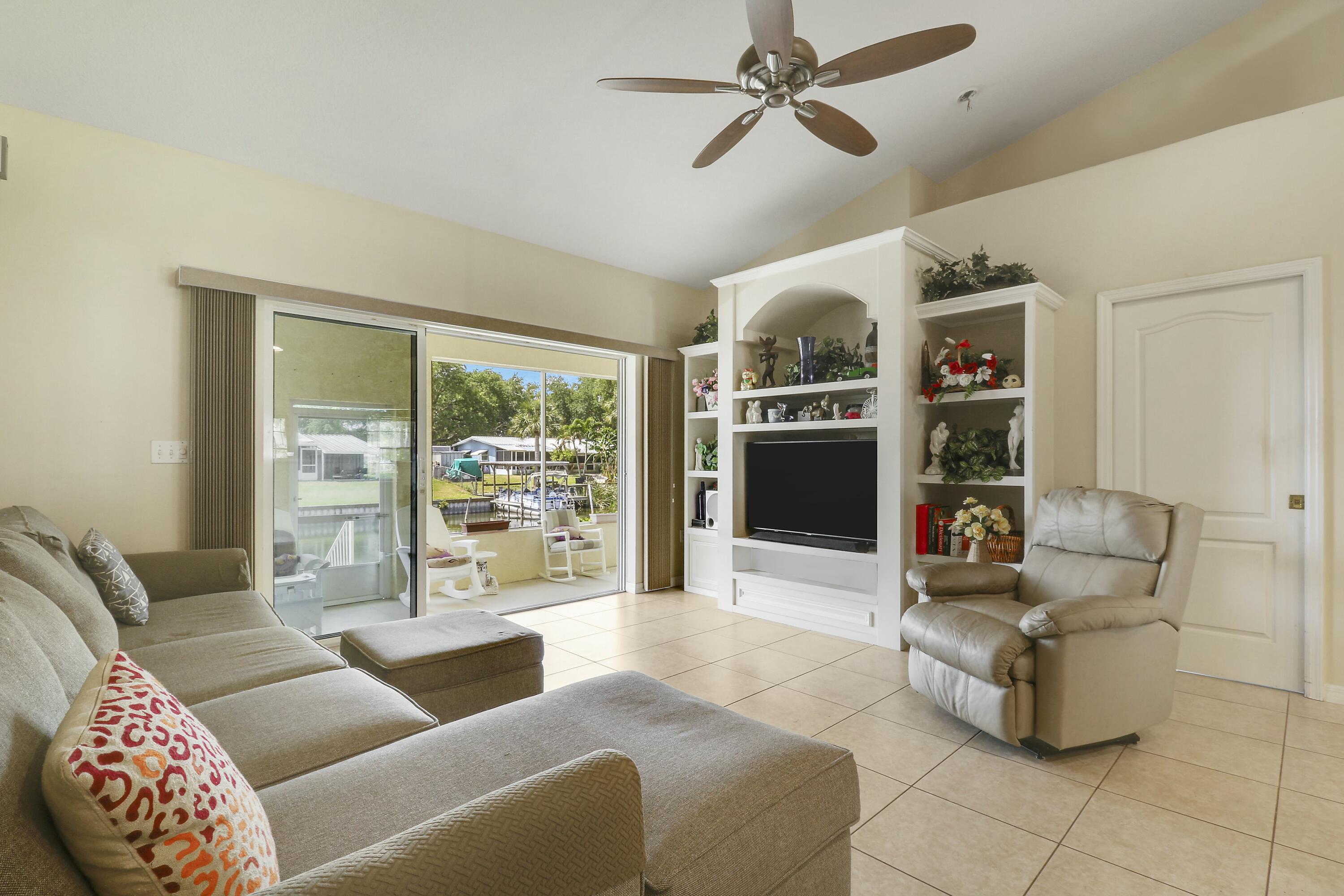 1914 Southeast 30th Street Okeechobee, FL 34974 - Photo 17 of 41 Living Room