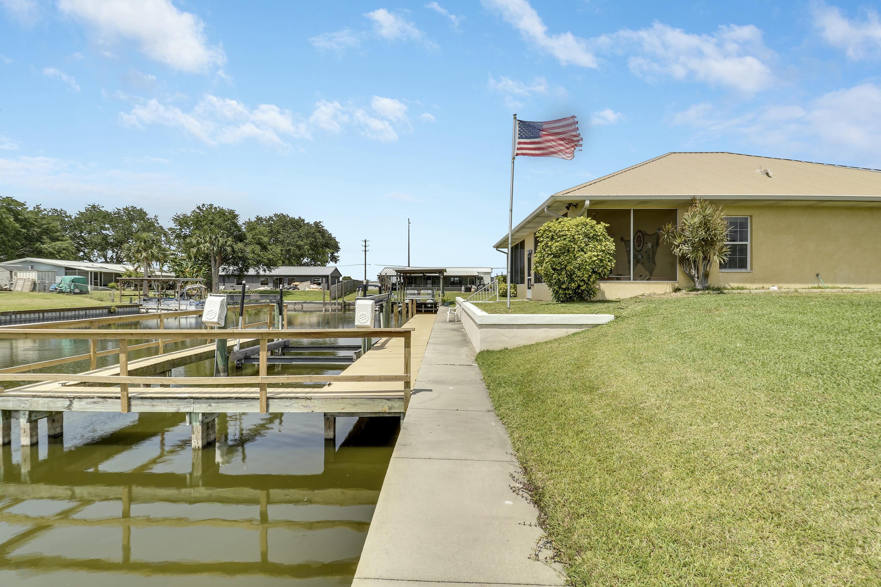 1914 Southeast 30th Street Okeechobee, FL 34974 - Photo 33 of 41 Dock & Lift