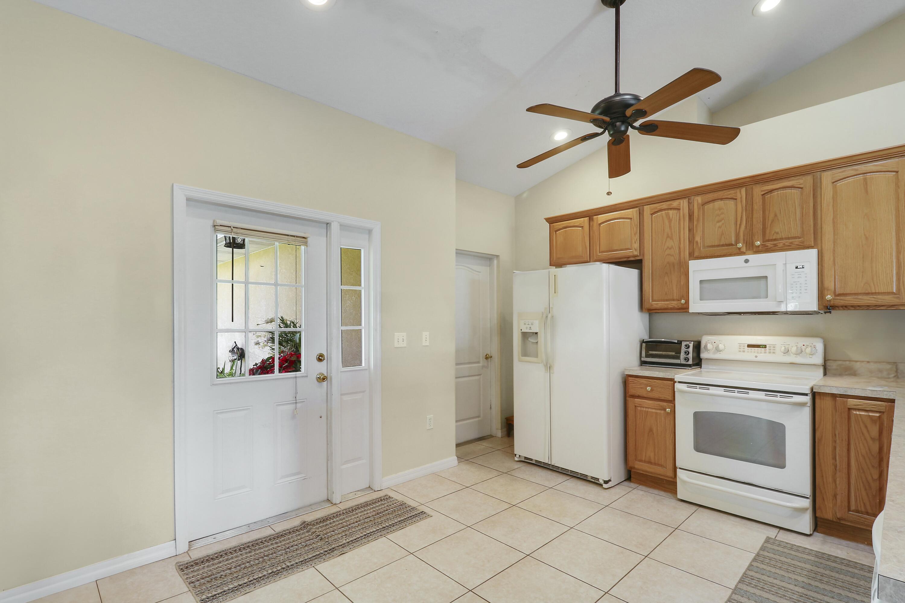 1914 Southeast 30th Street Okeechobee, FL 34974 - Photo 6 of 41 Kitchen & Entry