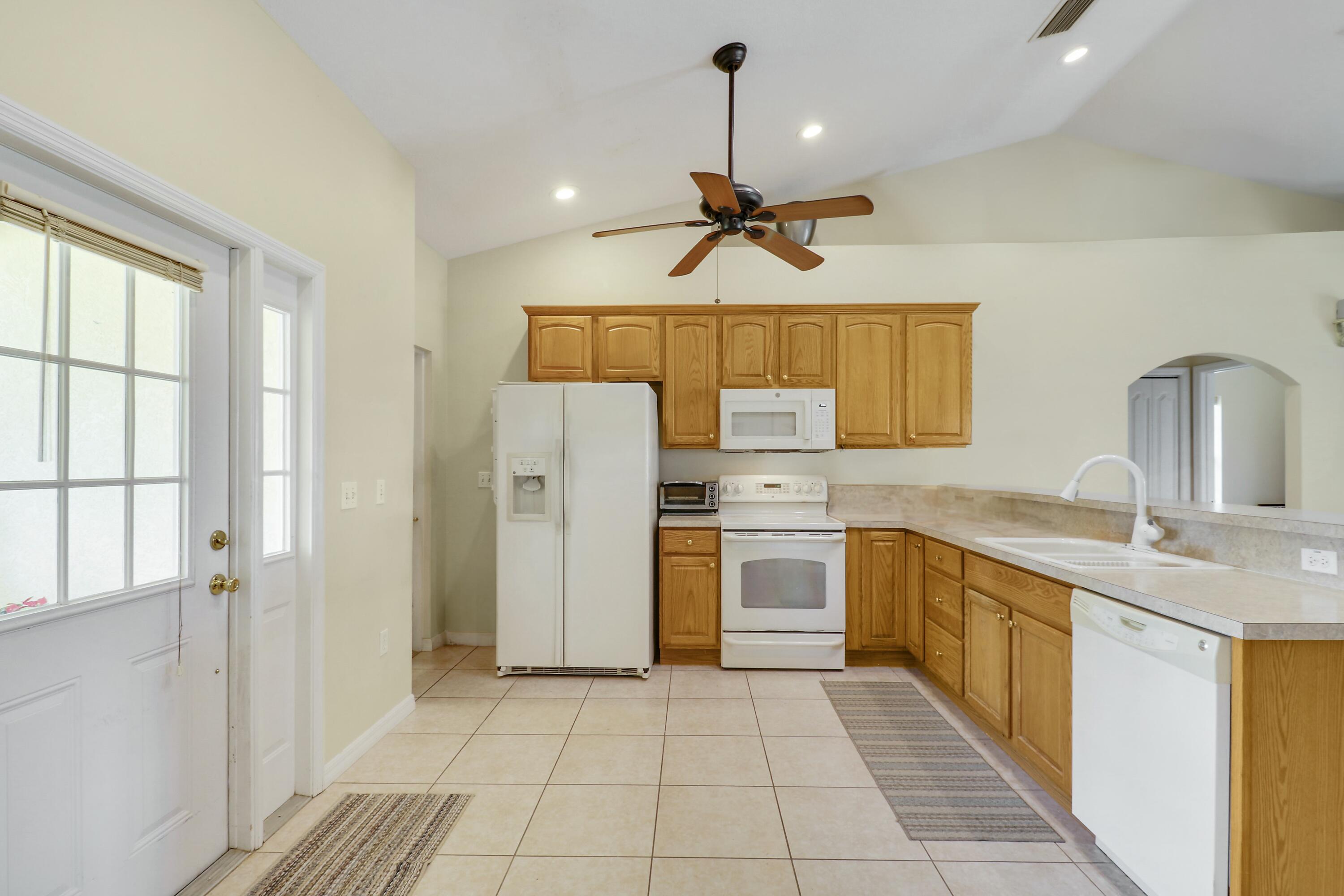 1914 Southeast 30th Street Okeechobee, FL 34974 - Photo 7 of 41 Kitchen