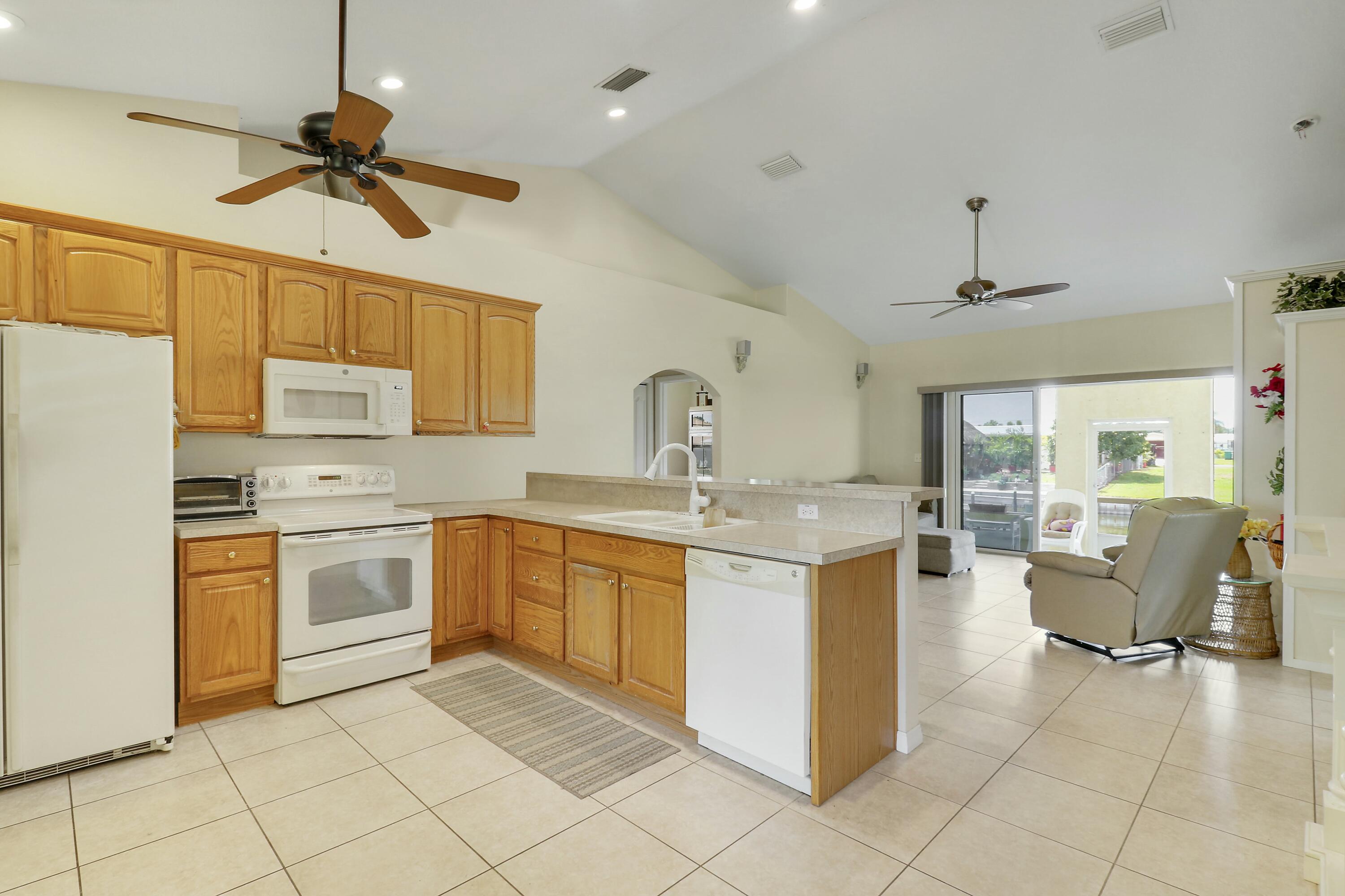 1914 Southeast 30th Street Okeechobee, FL 34974 - Photo 8 of 41 Kitchen