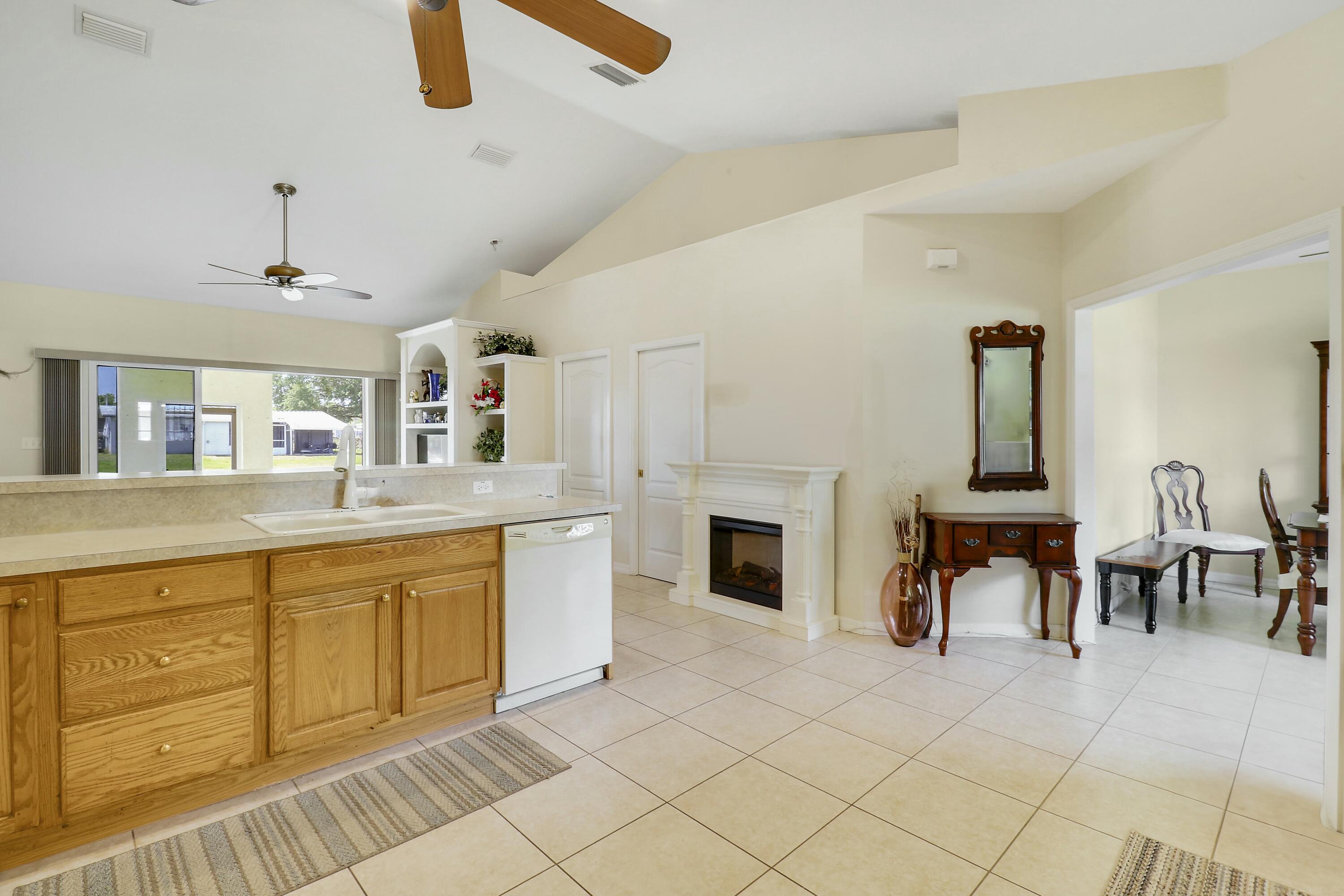 1914 Southeast 30th Street Okeechobee, FL 34974 - Photo 10 of 41 Kitchen