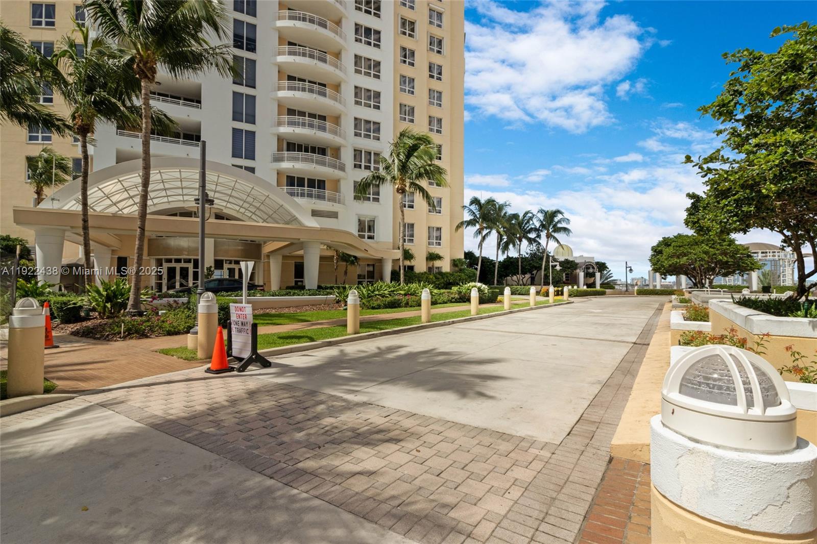 848 Brickell Key Drive, Unit 3905 Miami, FL 33131 - Photo 45 of 47 a view of a basketball court