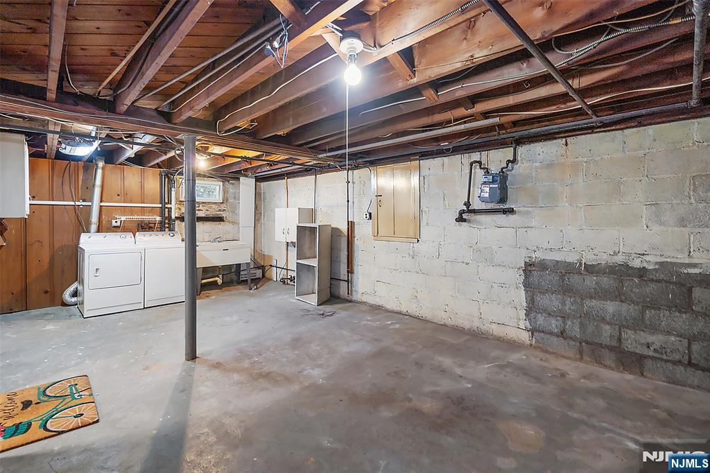 811 Summit Avenue Hackensack, NJ 07601 - Photo 18 of 26 a view of a garage