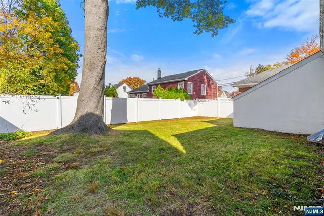 a view of a back yard