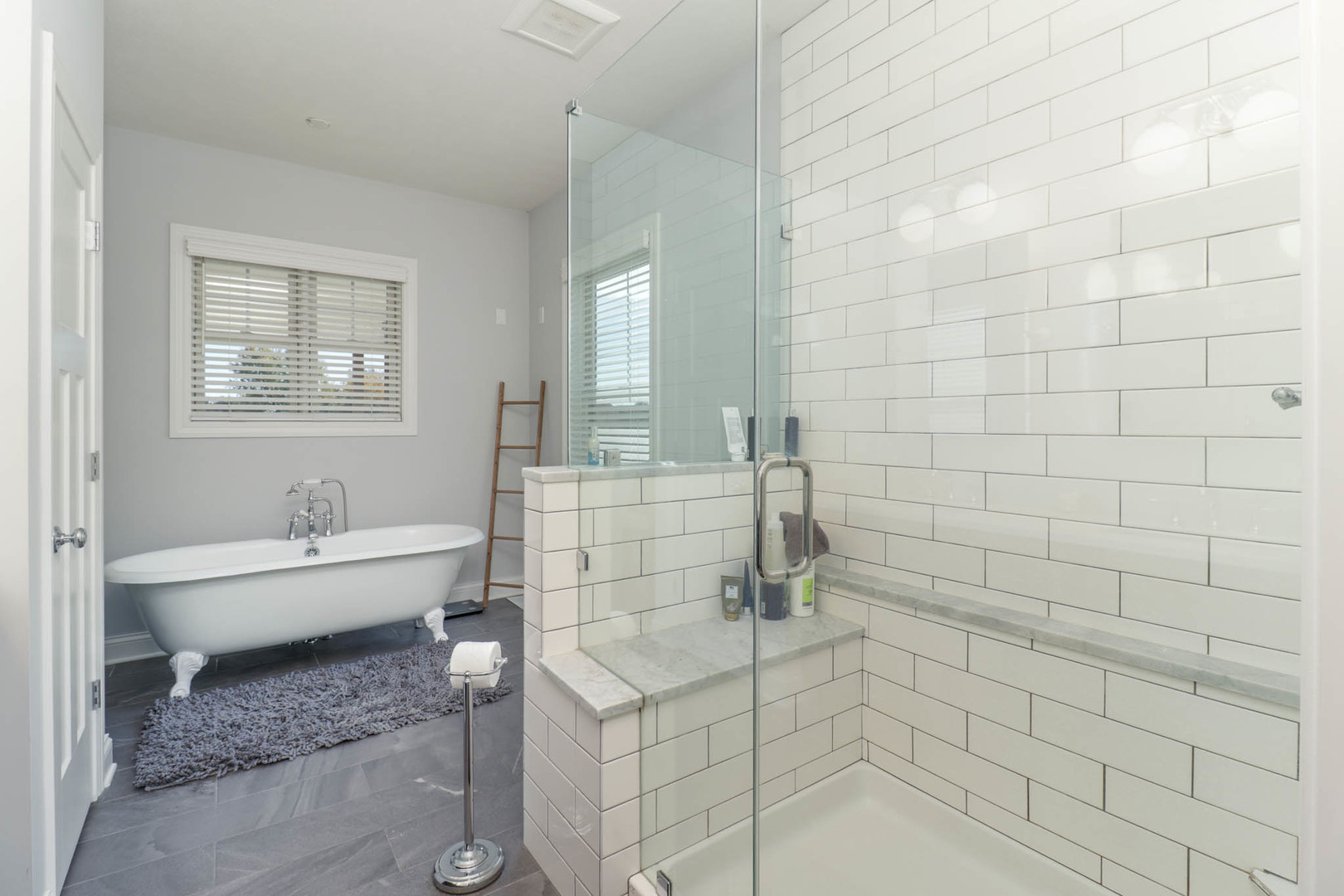 16658 North 200 East Road Danvers, IL 61732 - Photo 25 of 47 a bathroom with a sink a toilet and bathtub