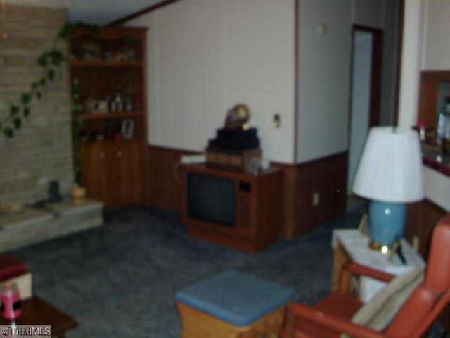 237 Atkinson Road Siloam, NC 27047 - Photo 3 of 16 Living Room.