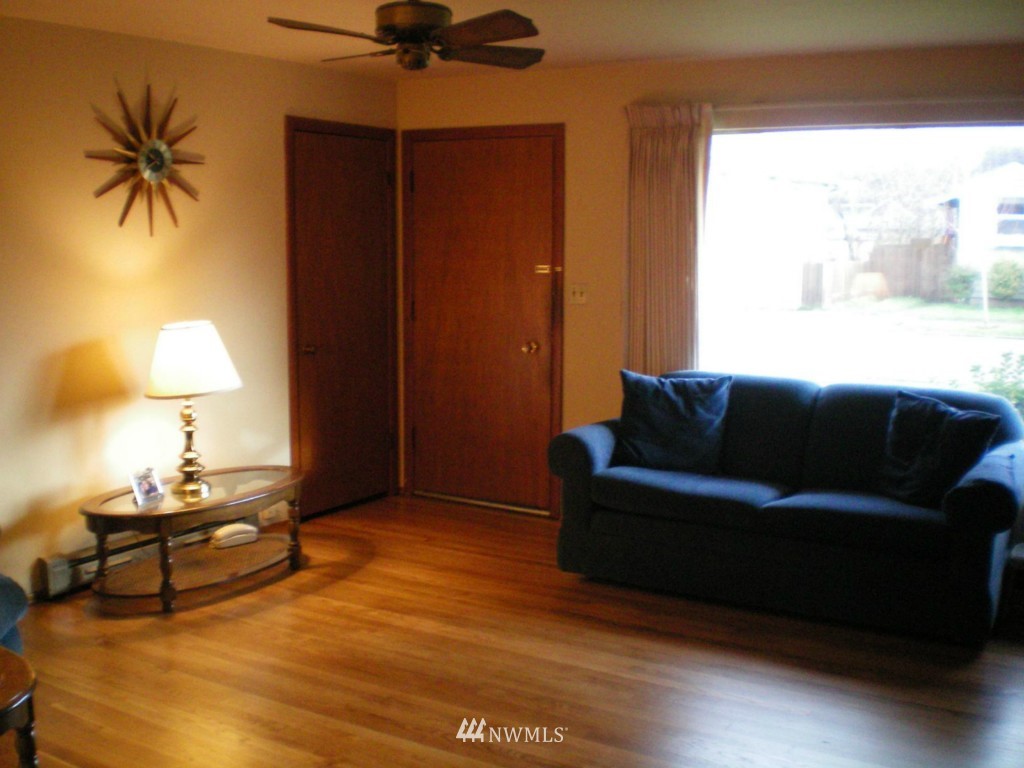 325 Wells Avenue North Renton, WA 98057 - Photo 3 of 13 Gallery Image 3